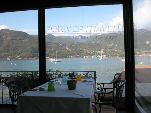 Ristorante con veranda sul lago